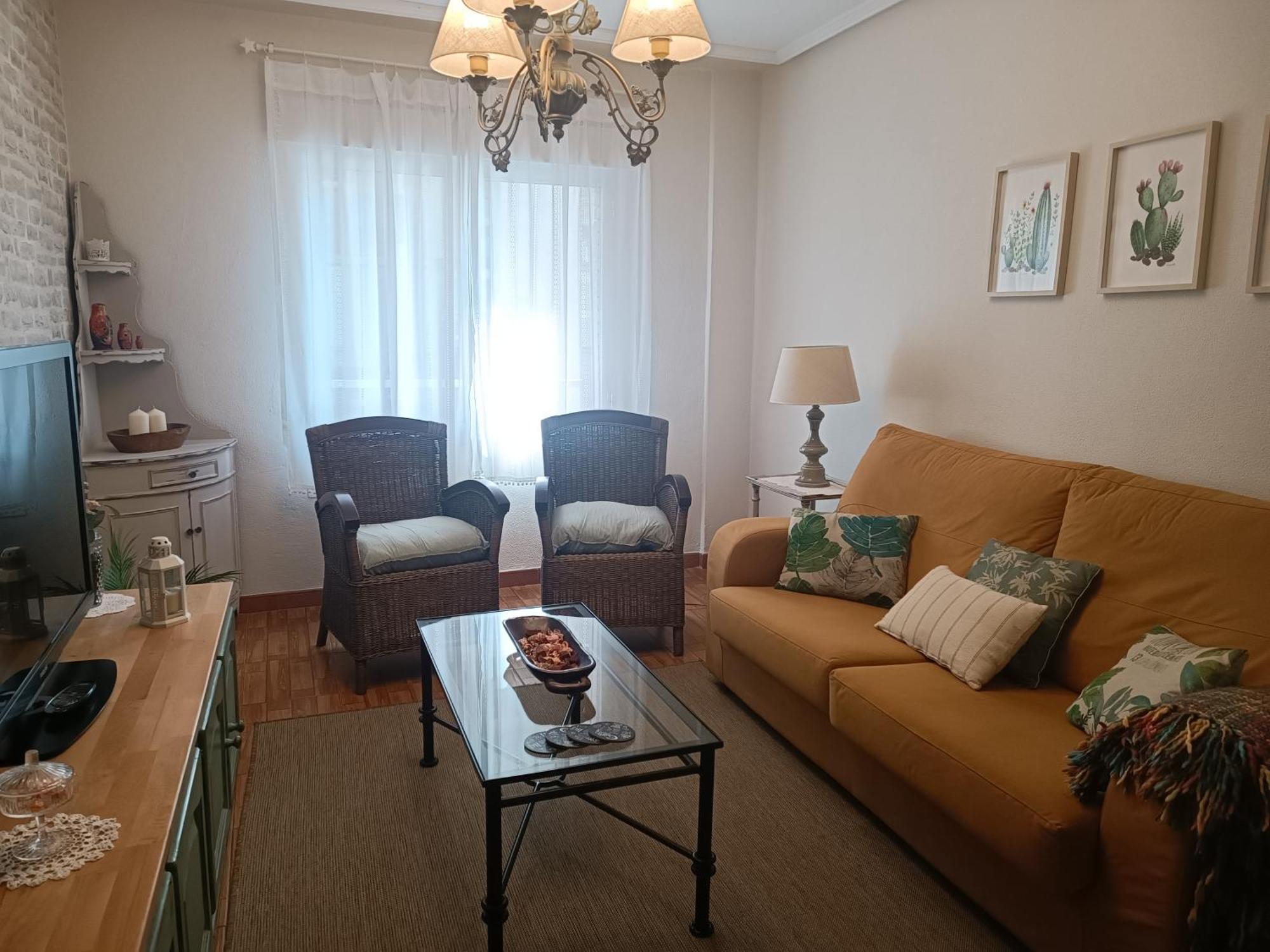 Apartment En La Ciudad, Con Patio -parking Gratis