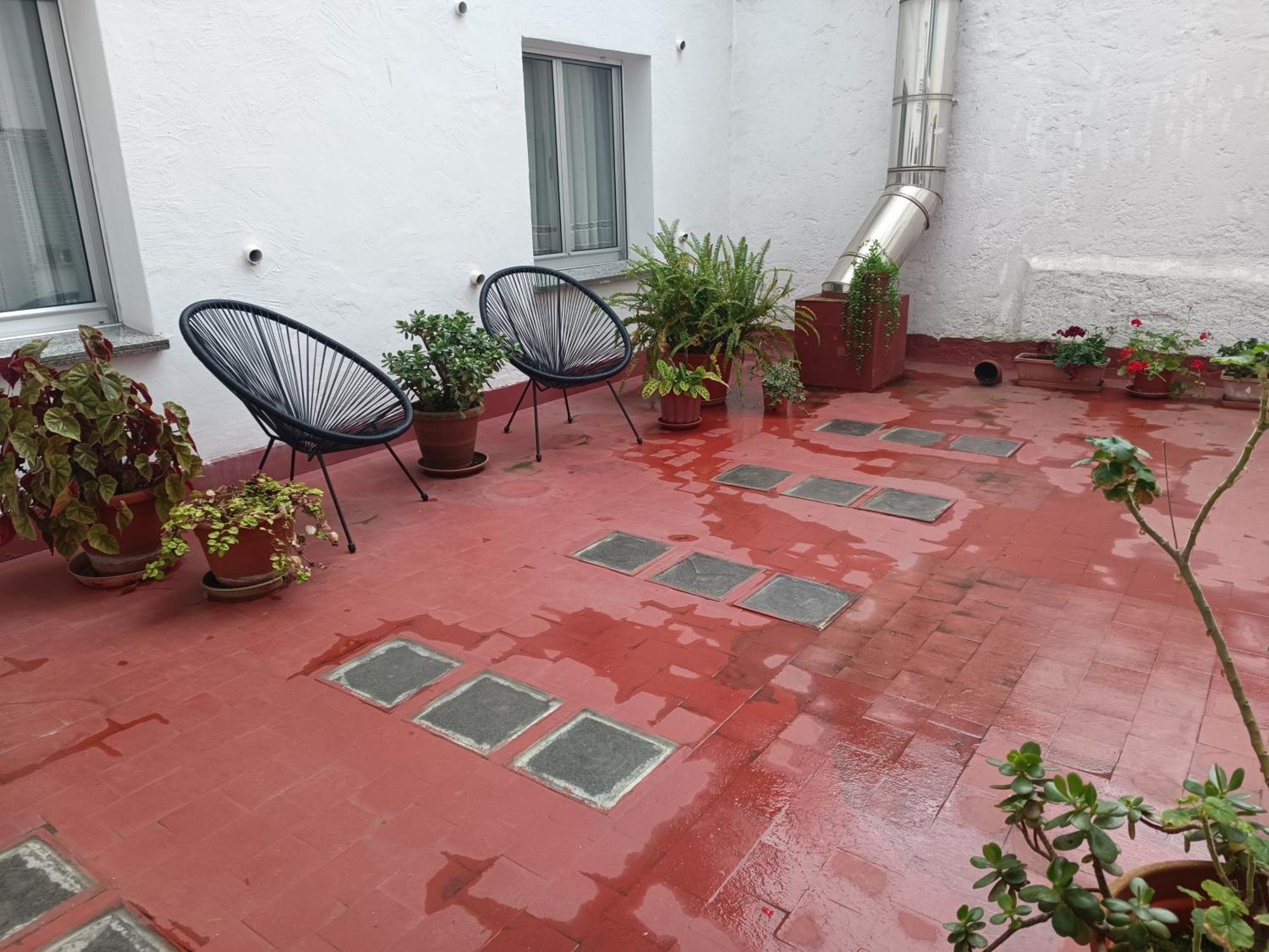 Apartment En La Ciudad, Con Patio -parking Gratis *