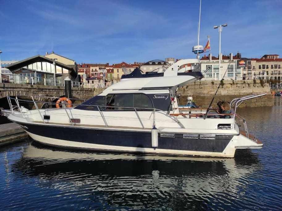 Boat Cardeli Hotel en barco Gijón