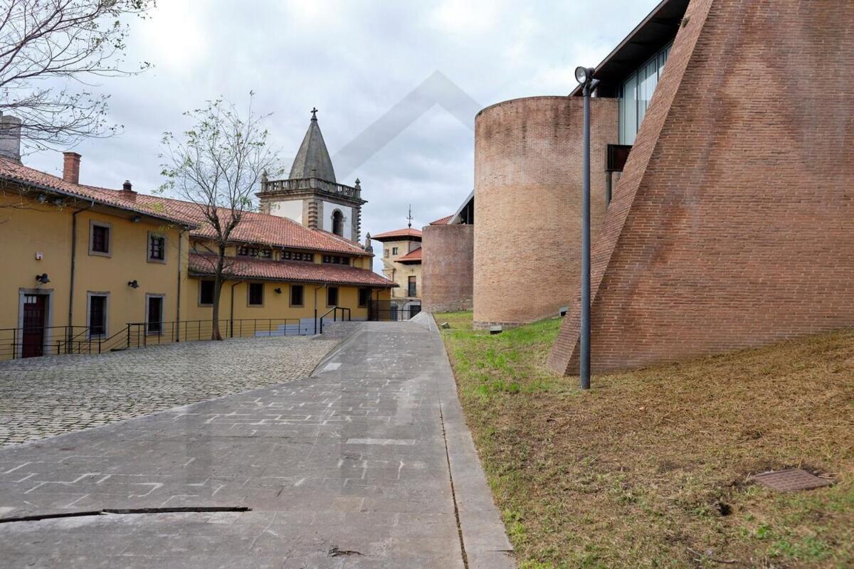 La Muralla - *