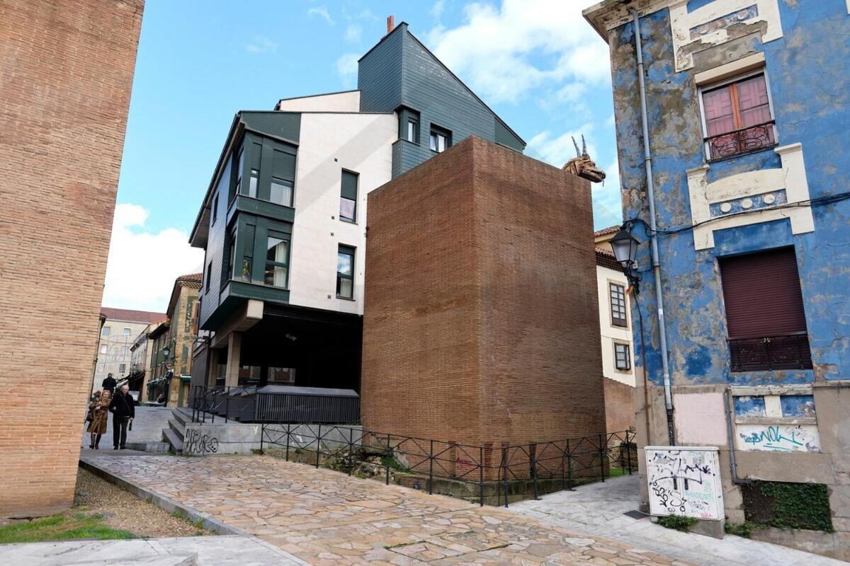 La Muralla - *