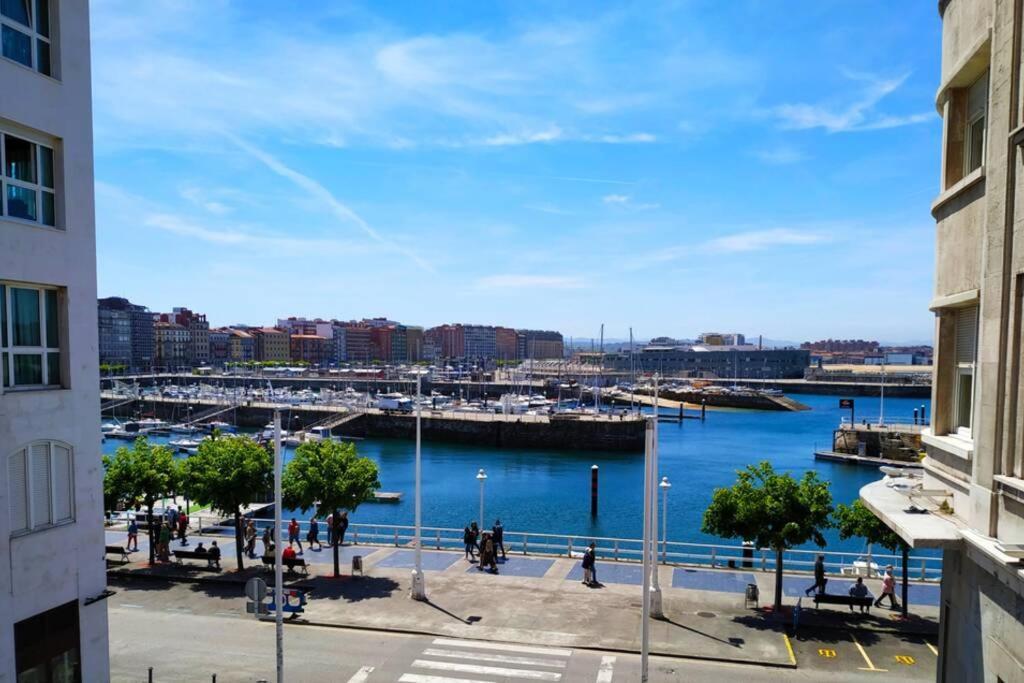 En Cimadevilla Junto Al Puerto Deportivo Gijon