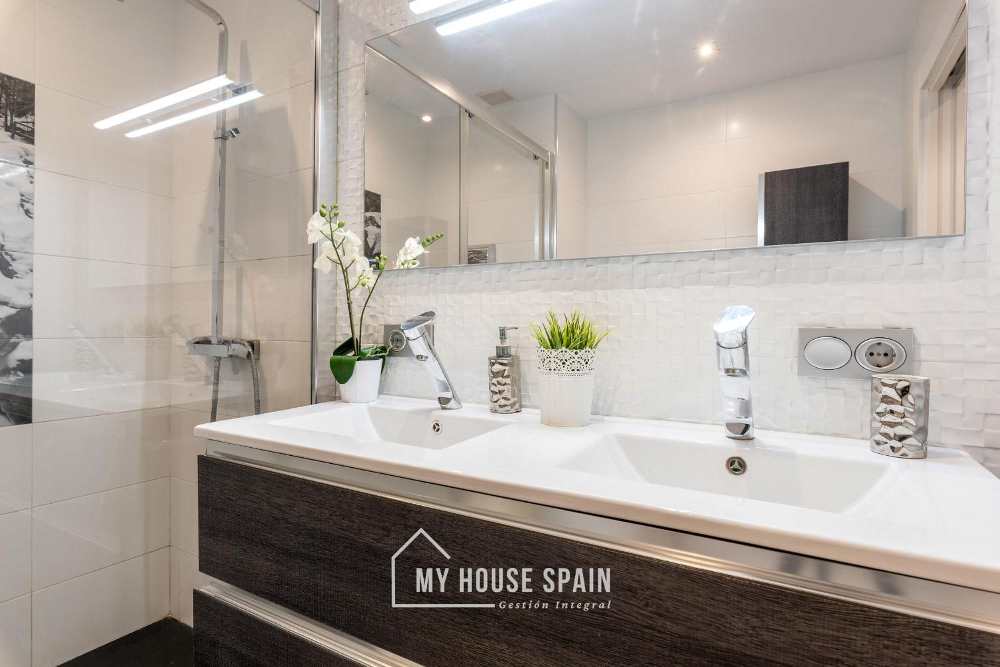 Myhousespain - Espacioso Piso Con Parking * Gijon