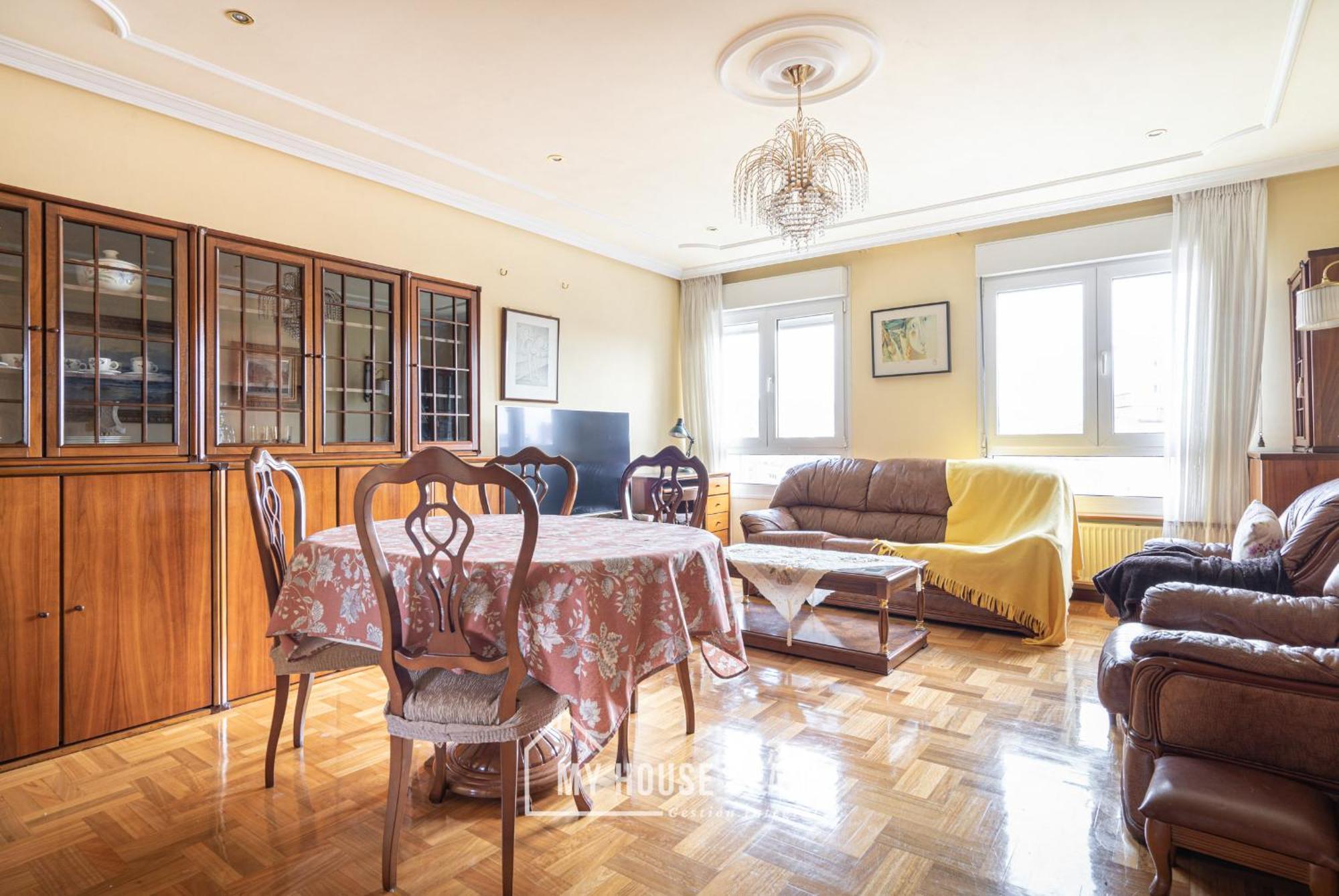 Apartamento Amplio Con Vistas En Pleno Centro Gijón