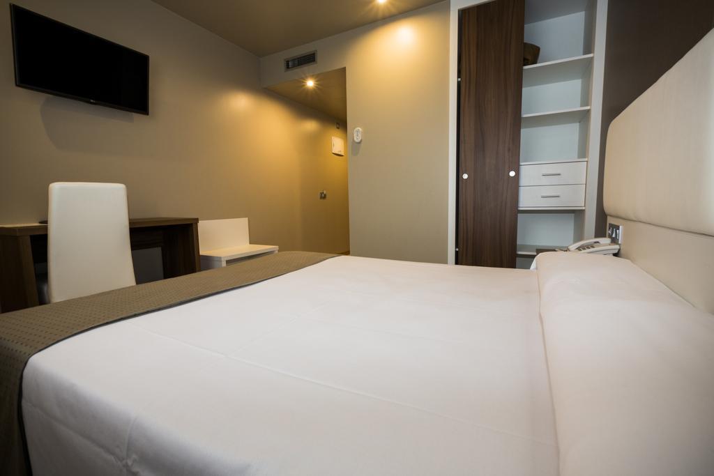 La De Roces Hotel *