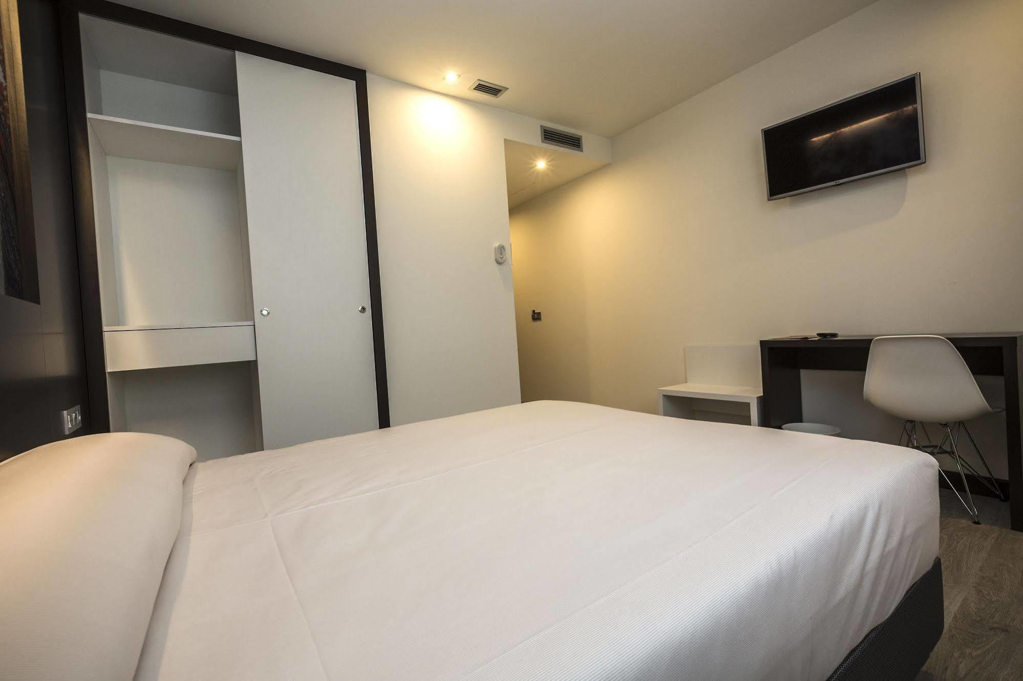La De Roces Hotel *