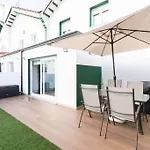 Chalet En La Cuidad- Con Jardin Y Barbacoa
