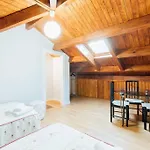 Chalet En La Cuidad- Con Jardin Y Barbacoa